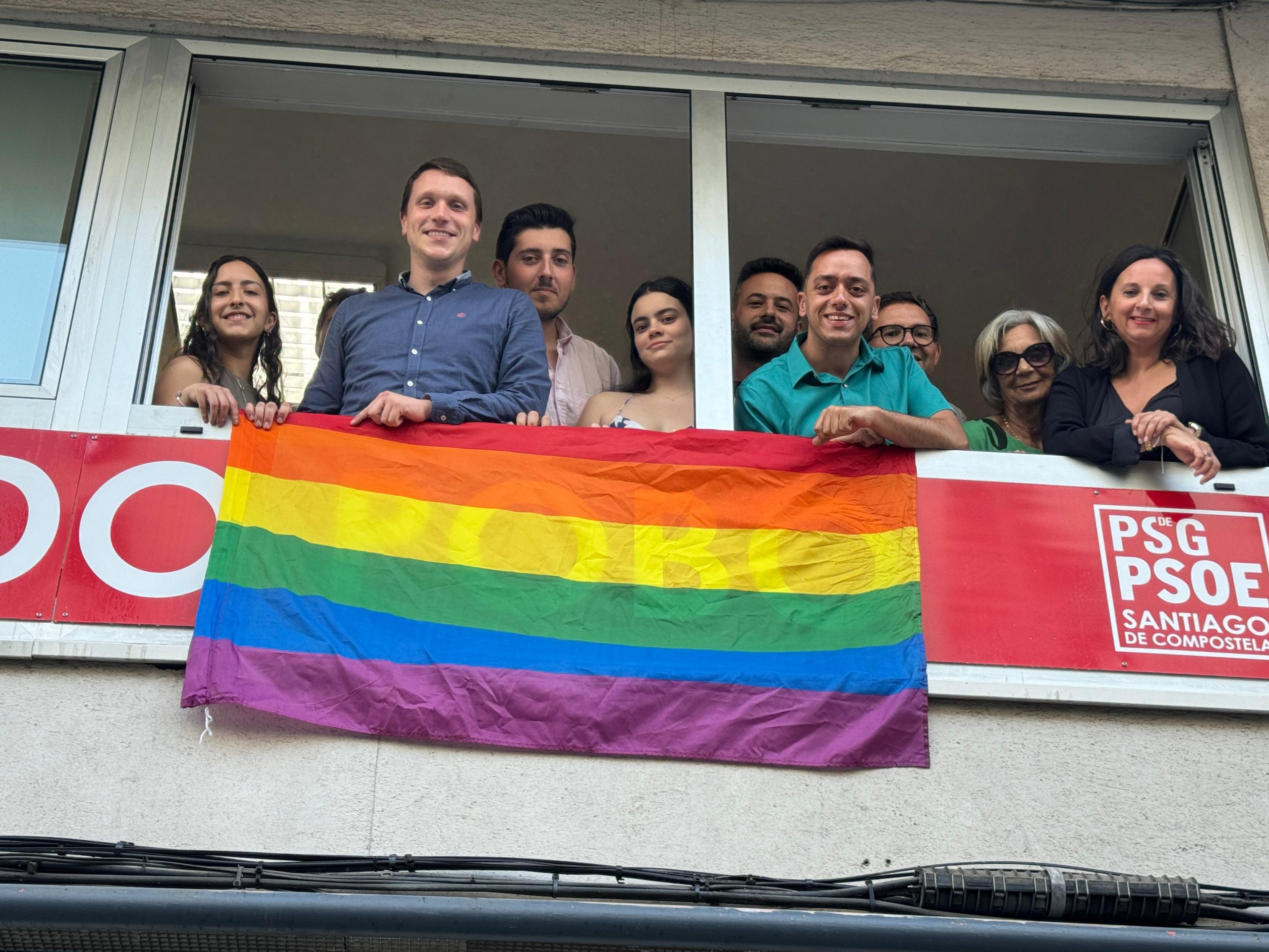 Lectura do manifesto LGTBI+ e izado da bandeira na Casa do Pobo