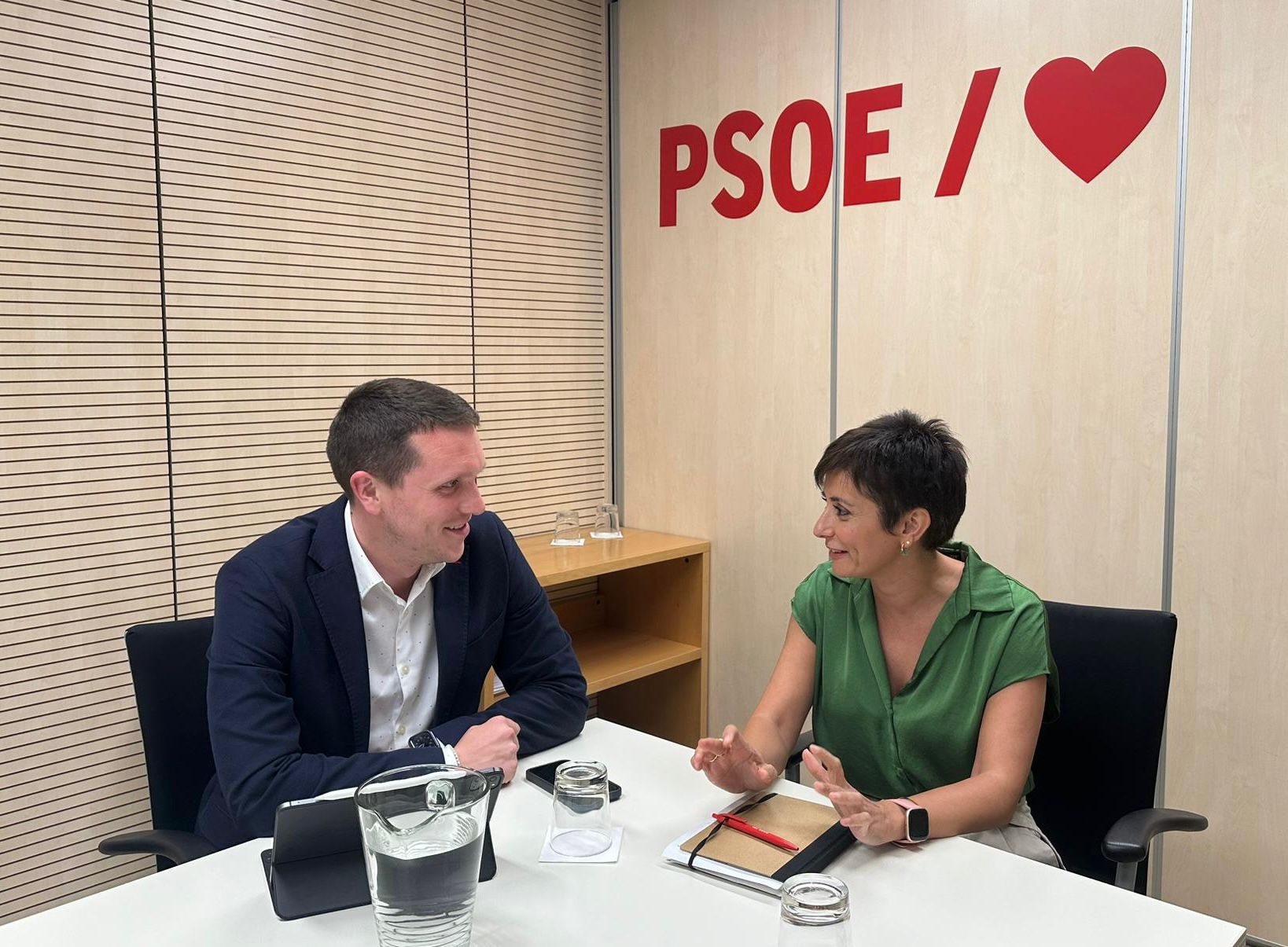 Aitor Bouza reúnese coa secretaria de vivenda do PSOE, Isabel Rodríguez, para abordar a política de vivenda das e dos socialistas na cidade